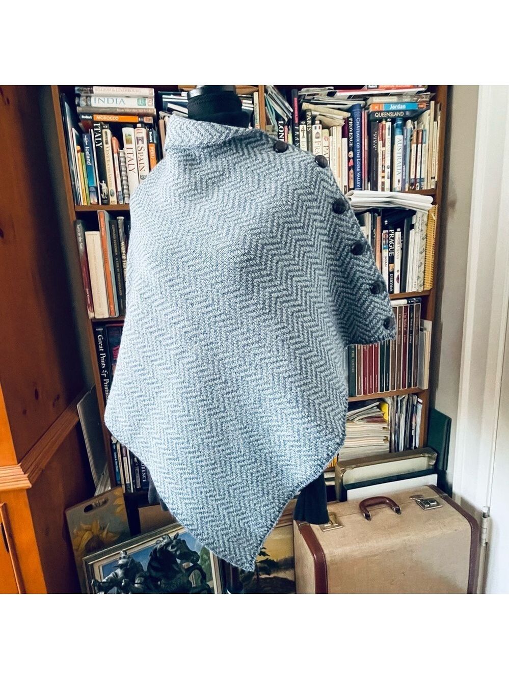 ARAN Irish Blue Herringbone Poncho w. Carved Wooden Button Detail -One Size BNWT - Picture 3 of 10